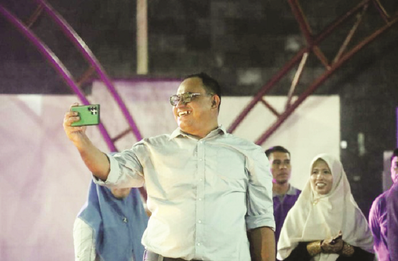 ISTIMEWA HADIR LANGSUNG: Pj Bupati PPU Zainal Arifin saat menghadiri Gebyar Malam Pentas Seni dan Usaha Mikro Kecil dan Menengah (UMKM) yang diselenggarakan Kecamatan Penajam di Alun-alun Taman
