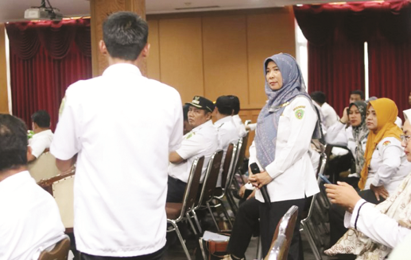 AHMAD MAKI/KP PENYALURAN: Kepala DPMD PPU, Tita Deritayati berdiskusi dengan salah satu perwakilan perangkat desa saat rapat evaluasi penyaluran ADD di Aula Kantor Bupati PPU, Rabu (25/9).