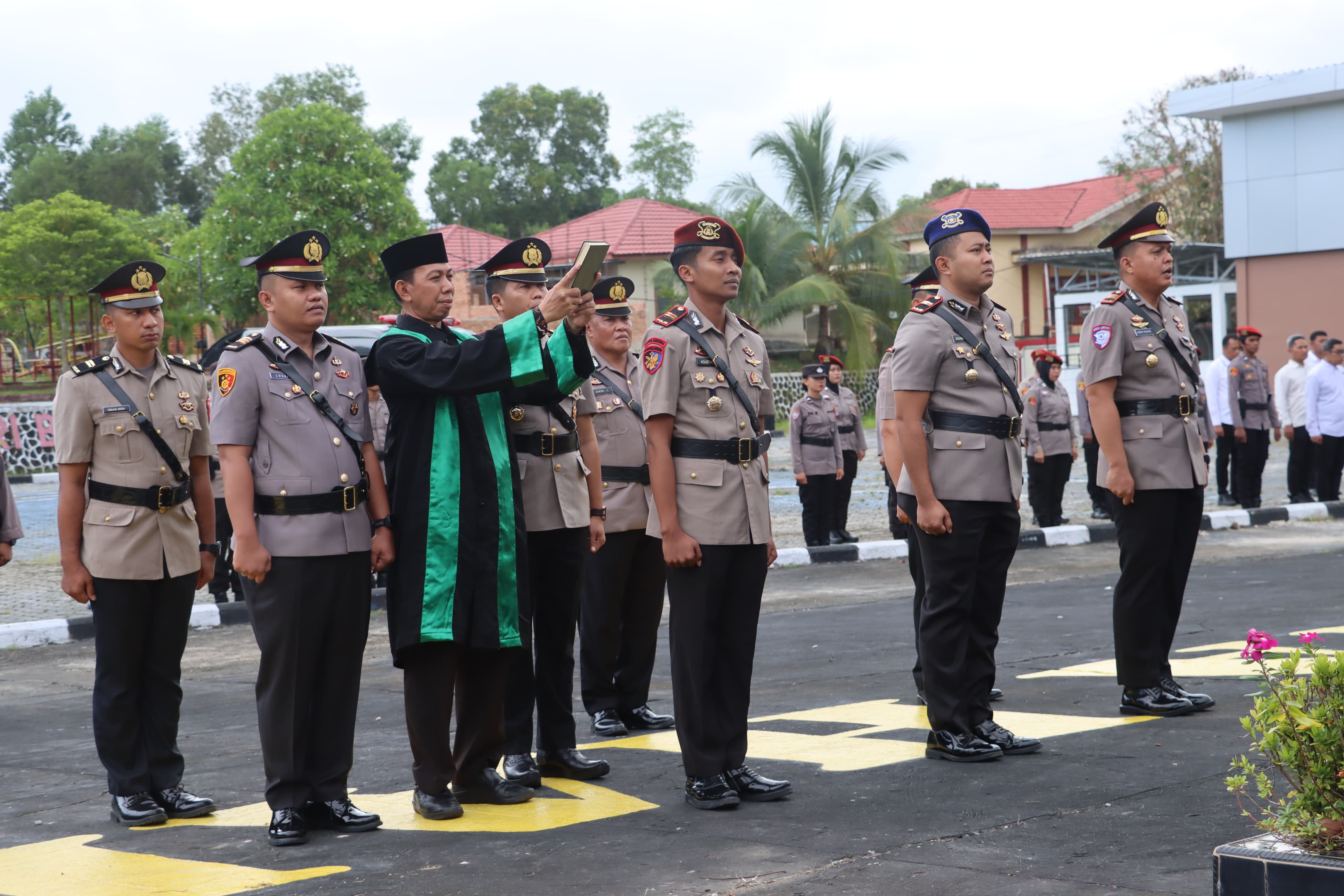 DOK POLRES NUNUKAN SERTIJAB: Kapolres Nunukan, AKBP Bonifasius Rumbewas pimpin langsung sertijab sejumlah Kapolsek dan Kasat di Polres Nunukan, Kamis (3/10).
