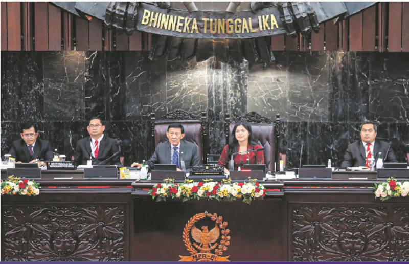 LOLOS SENAYAN: Pimpinan sementara MPR Guntur Sasono (kiri) dan Larasati Moriska (kanan) memimpin Sidang Paripurna MPR di Gedung Nusantara, Kompleks Parlemen, Senayan, Jakarta, Rabu (2/10/2024). (Mifta
