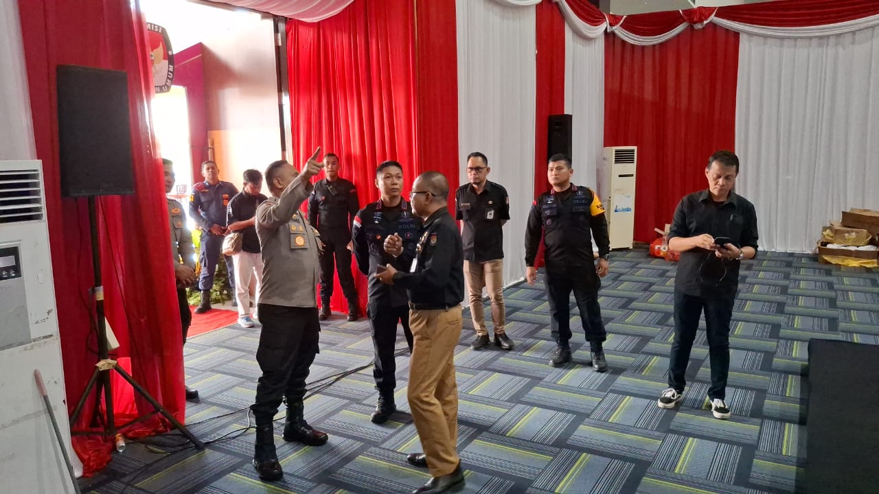 MENGAMANKAN : personel Polres dan Polda mensterilkan lokasi debat.