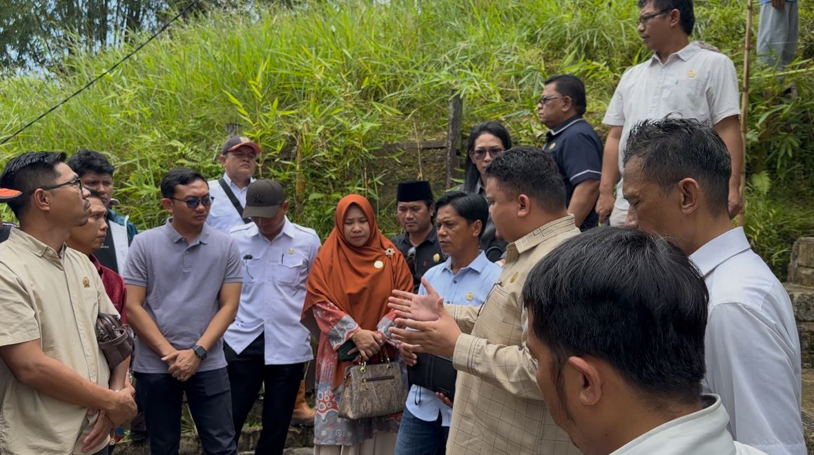KUNJUNGAN LAPANGAN: DPRD Tarakan meninjau lokasi tanah longsor yang berada di Kelurahan Karang Anyar.