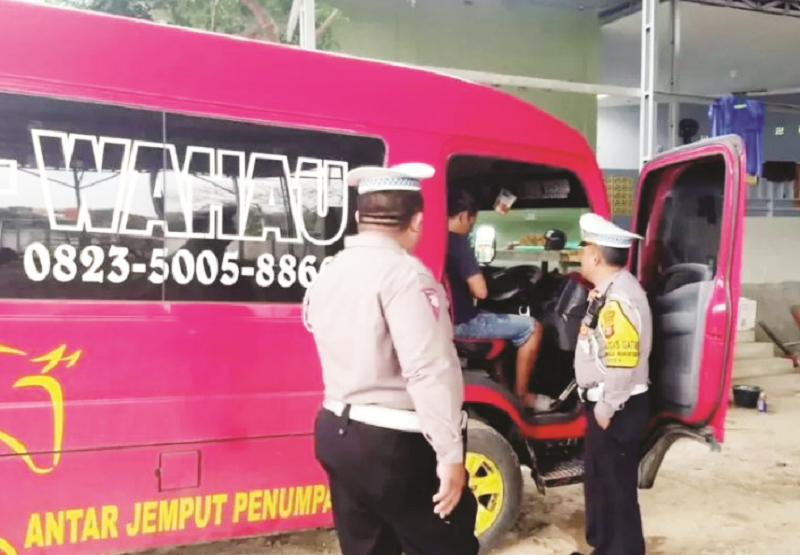 ISTIMEWA RAMP CHEK: Pengecekan kendaraan umum dilakukan Satlantas Polresta Balikpapan. Mulai kelengkapan surat, keamanan, keselamatan dan lainnya.