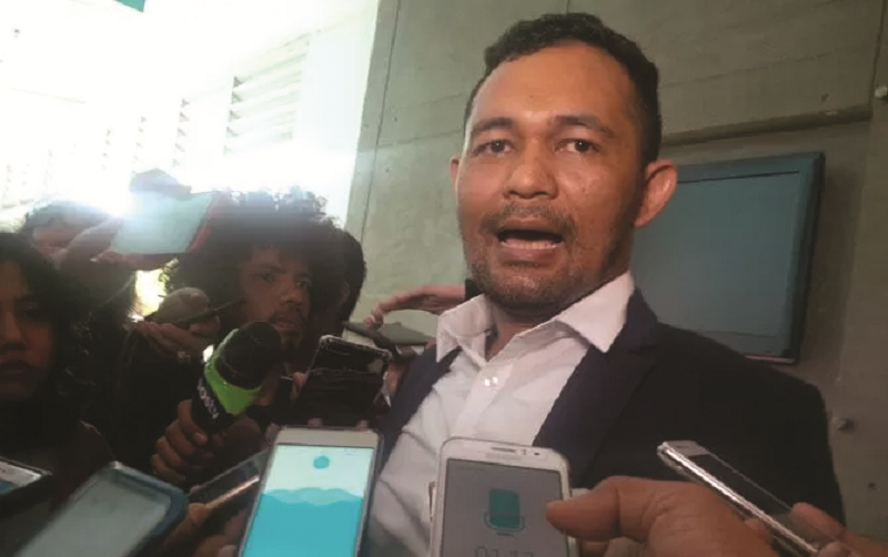 BERI PENJELASAN: Pengamat politik Boni Hargens saat diwawancarai awak media.