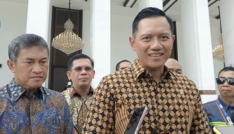 RIKIP/KP SEGERA DIBEBASKAN :&nbsp;Menteri ATR/Kepala BPN Agus Harimurti Yudhoyono saat diwawancarai awak media di Istana Negara IKN, Jumat (11/10).