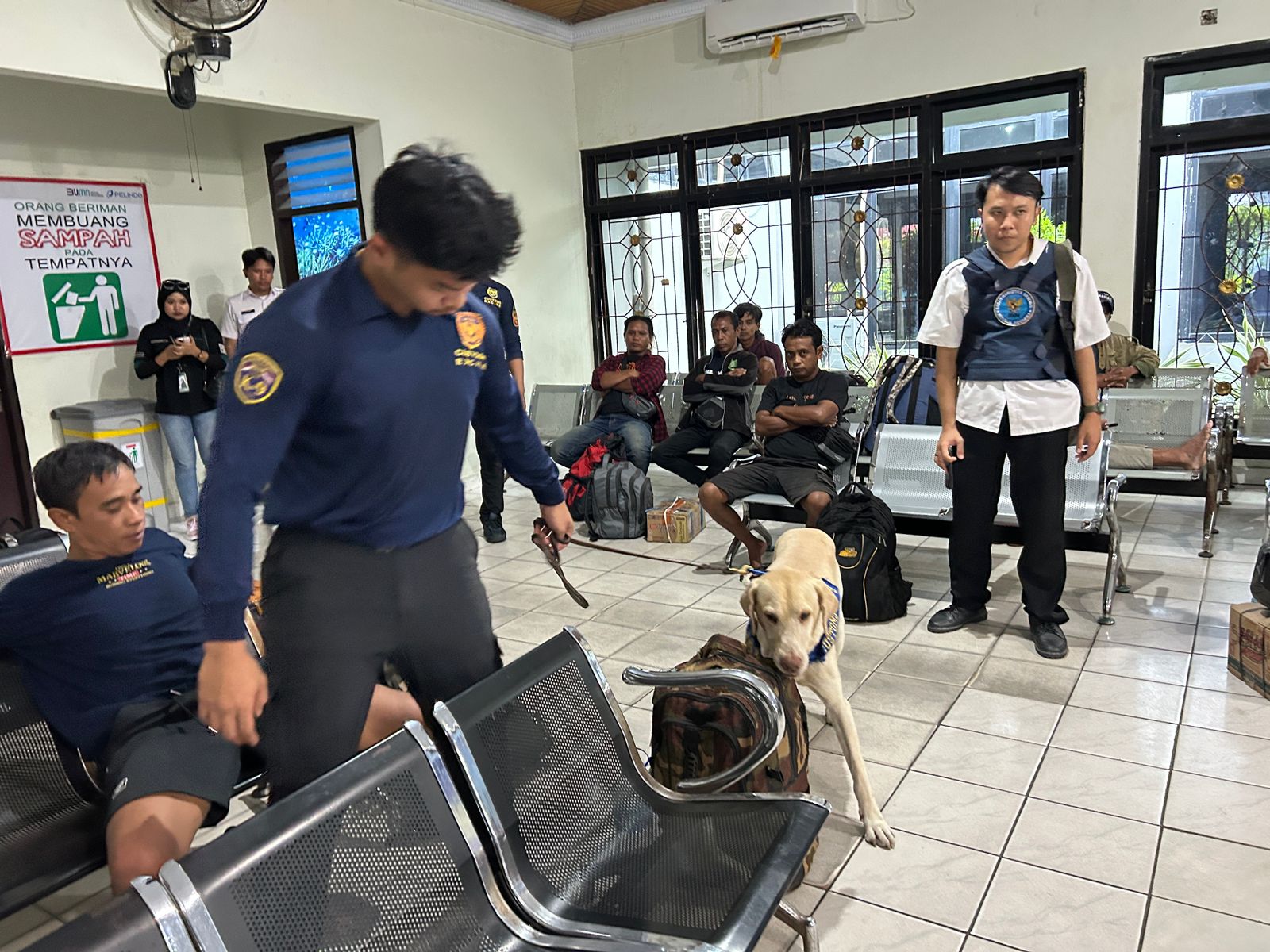 PEMERIKSAAN: K9 milik Bea Cukai dilibatkan dalam pemeriksaan penumpang dan barang bawaan.