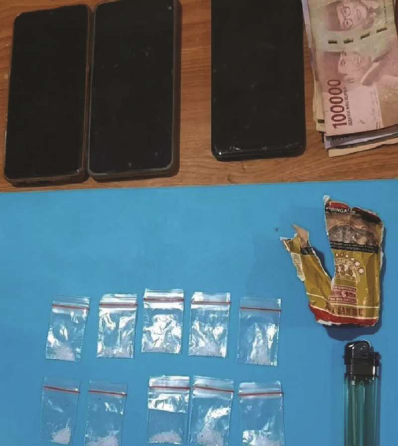 ISTIMEWA DIAMANKAN: Barang bukti yang ditemukan polisi saat mengamankan tiga pria di dalam mobil.