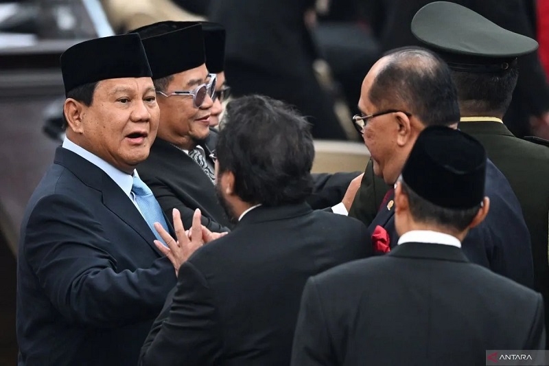 ANTARA FOTO/Aditya Pradana Putra/YU WUJUDKAN INDONESIA MAJU: Menteri Pertahanan yang juga Presiden terpilih masa bakti 2024--2029 Prabowo Subianto (kiri) menyapa sejumlah anggota DPR sebelum Sidang T