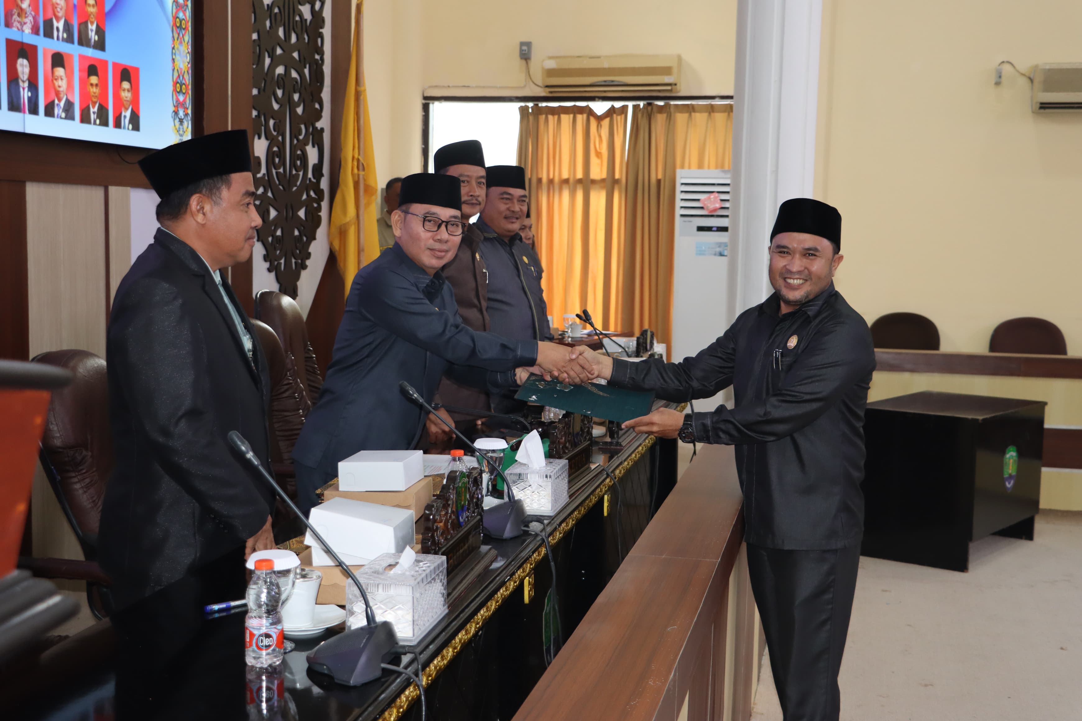 DOKUMEN: Anggota DPRD Bulungan saat menyerahkan dokumen pandangan umum fraksi DPRD terhadap Raperda APBD 2025.