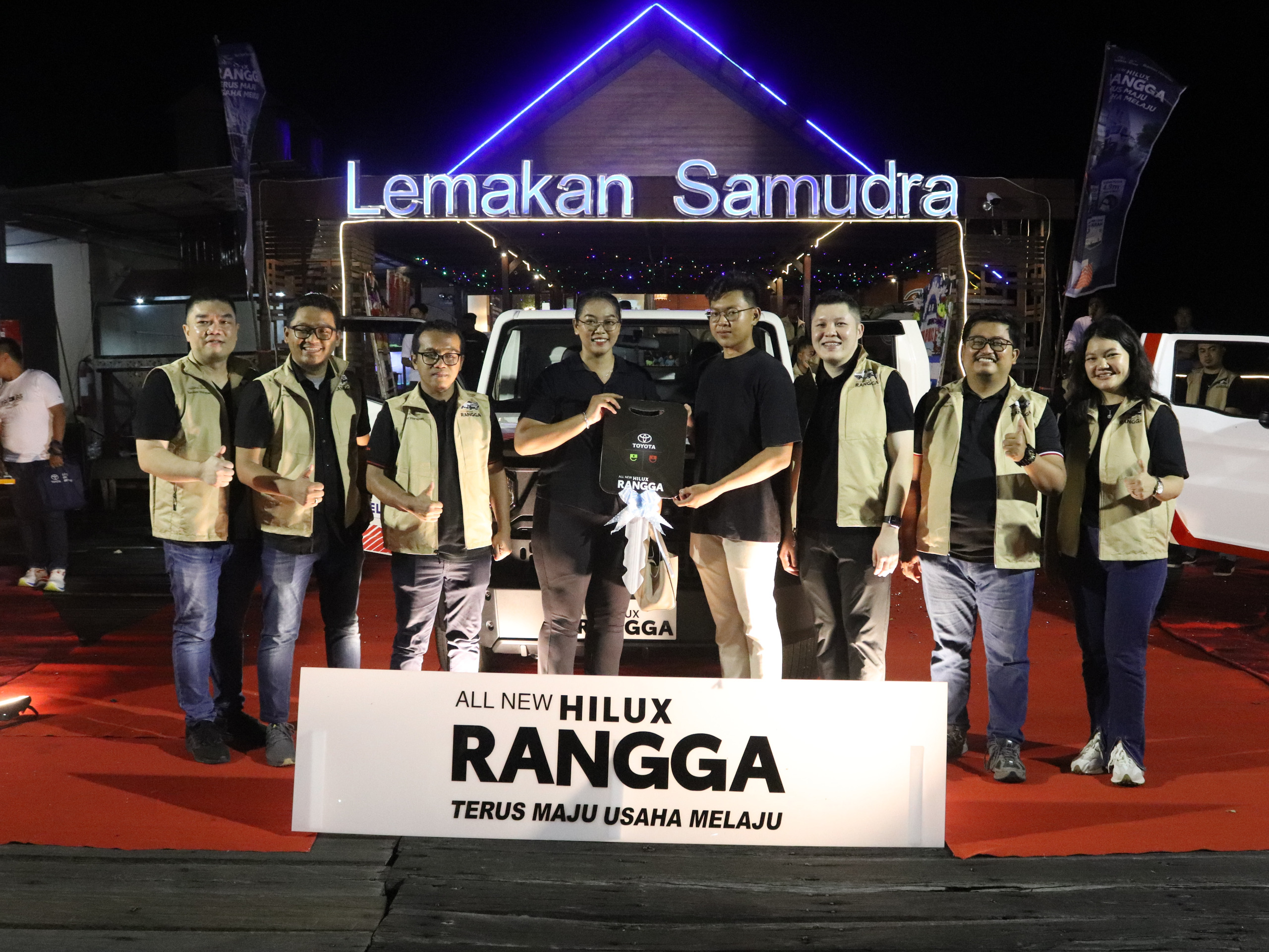 SERAHKAN KUNCI: Penyerahan kunci kepada pembeli pertama.