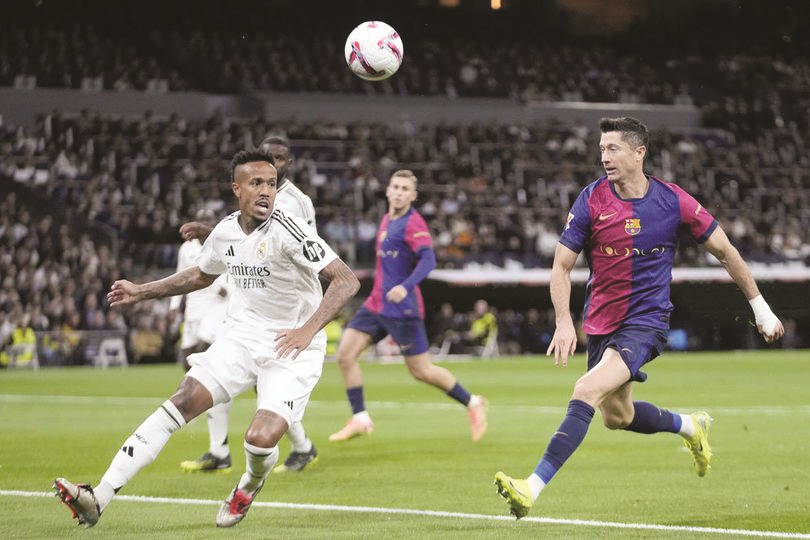 AP Photo/Bernat Armangue MENANG TELAK: Eder Militao vs Robert Lewandowski dalam laga El Clasico Real Madrid vs Barcelona di pekan 11.