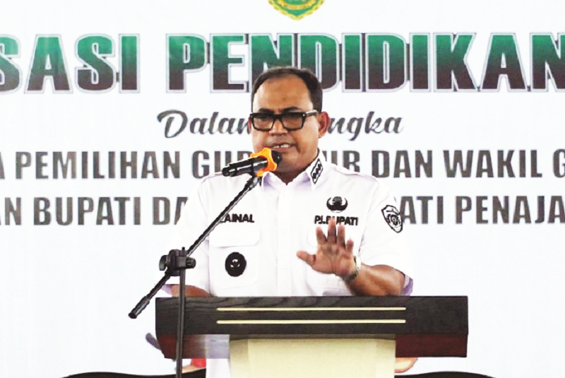 ISTIMEWA BERI SAMBUTAN: Pj Bupati PPU Muhammad Zainal Arifin saat membuka acara Sosialisasi Pendidikan Politik, Rabu (30/10).