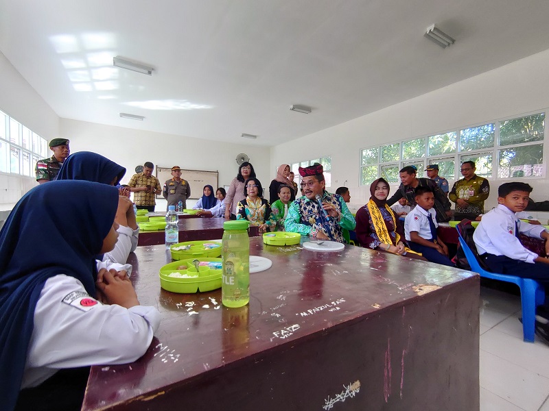 RIKO ADITYA/RADAR TARAKAN PEMBERIAN SIMBOLIS: Pemberian makanan bergizi gratis diberikan secara simbolis oleh Pjs Gubernur Kaltara, Togap Simangunsong.