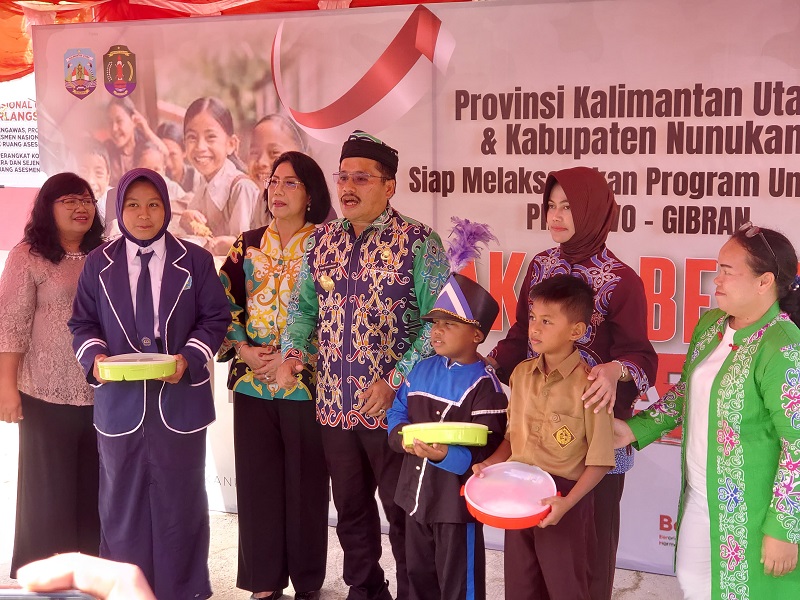 RIKO ADITYA/RADAR TARAKAN HADIR LANGSUNG: Pjs Gubernur Kaltara, Togap Simangunsong hadir langsung dalam pelaksanaan uji coba makan bergizi gratis di Nunukan