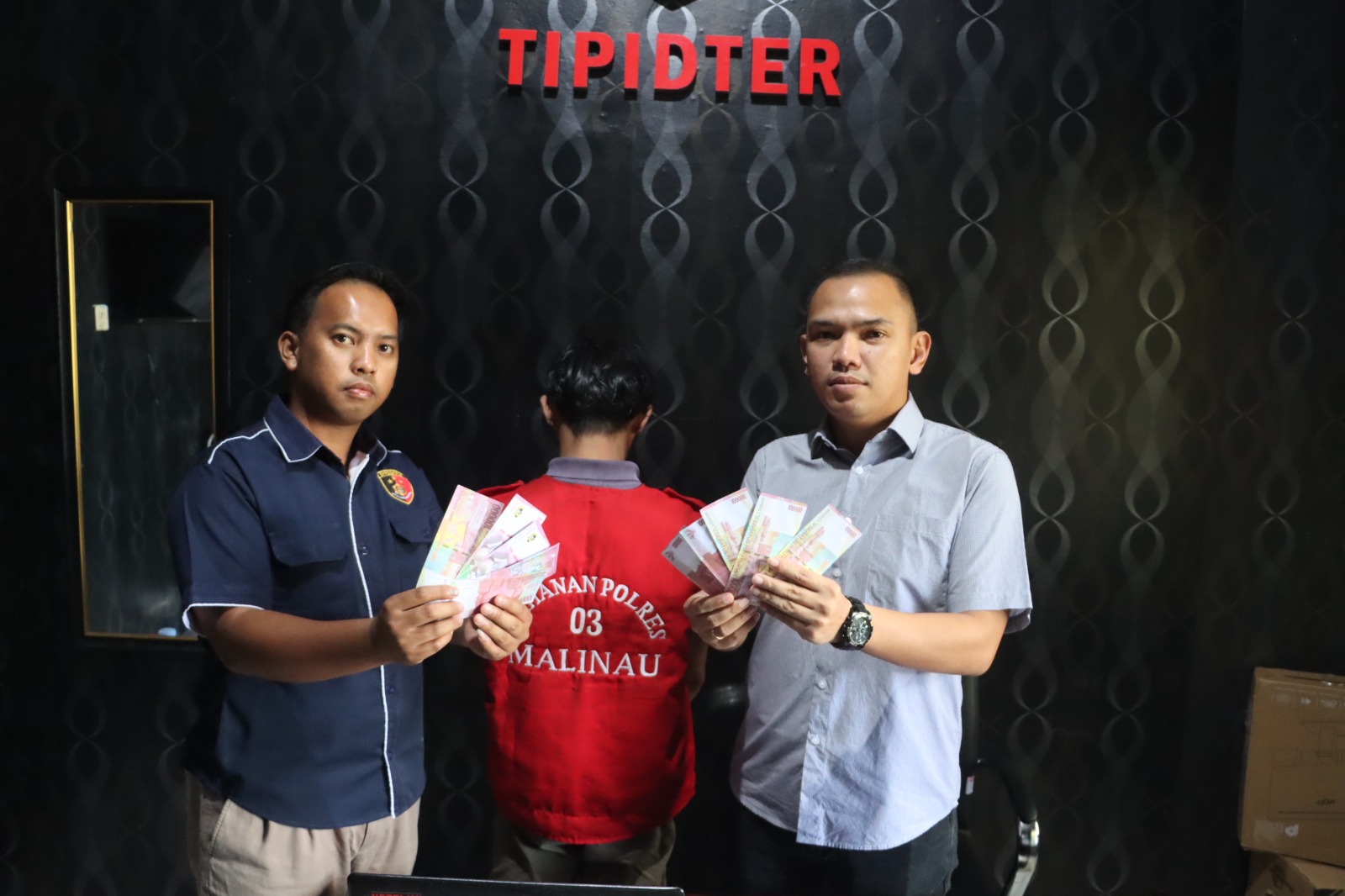 PALSU: Sejumlah uang palsu yang disita polisi ditunjukkan sebagai barang bukti pada konferensi pers.