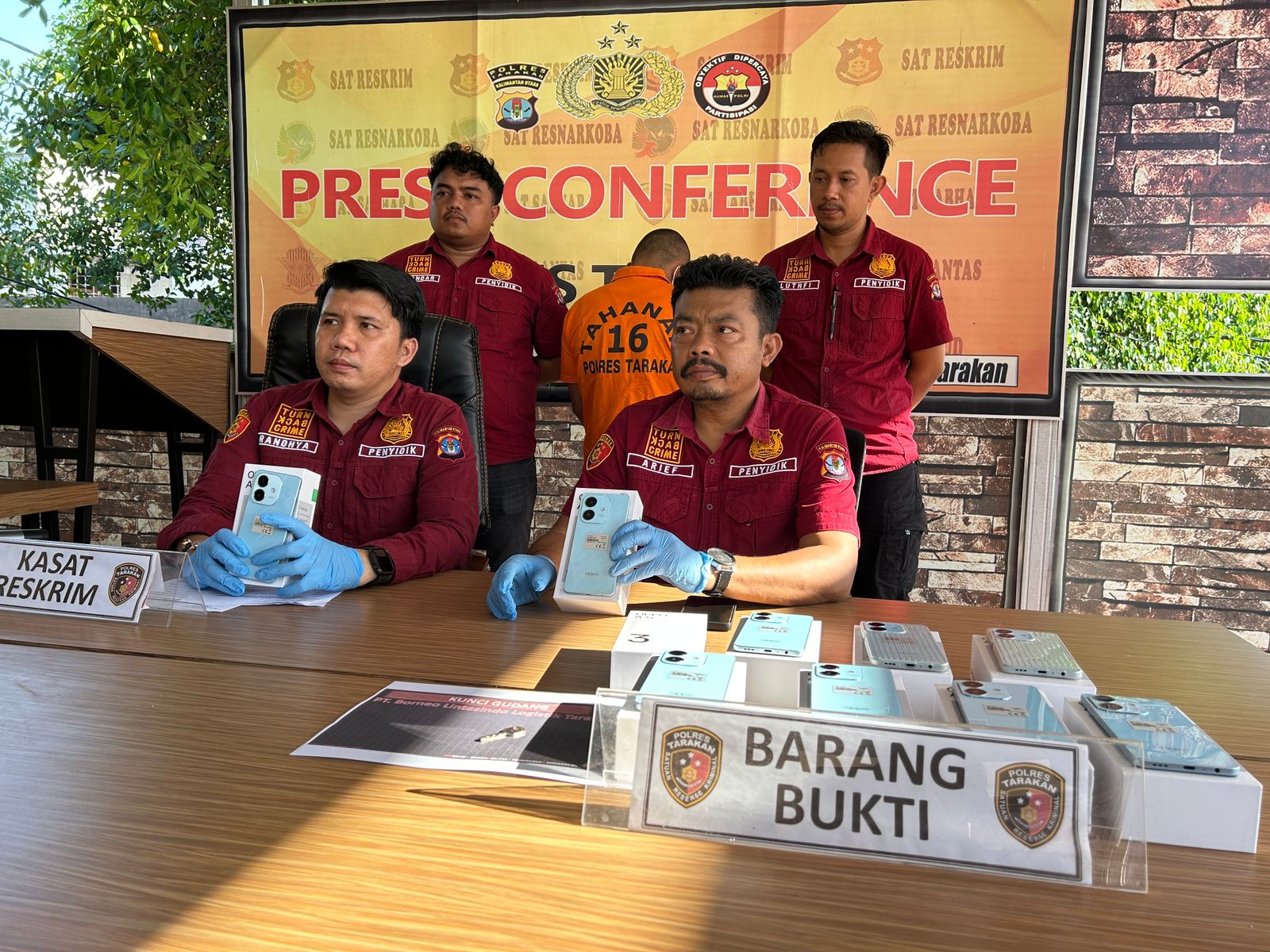 CURI PONSEL : 10 unit ponsel yang berhasil diamankan pihak kepolisian setelah dicuri oleh RI.