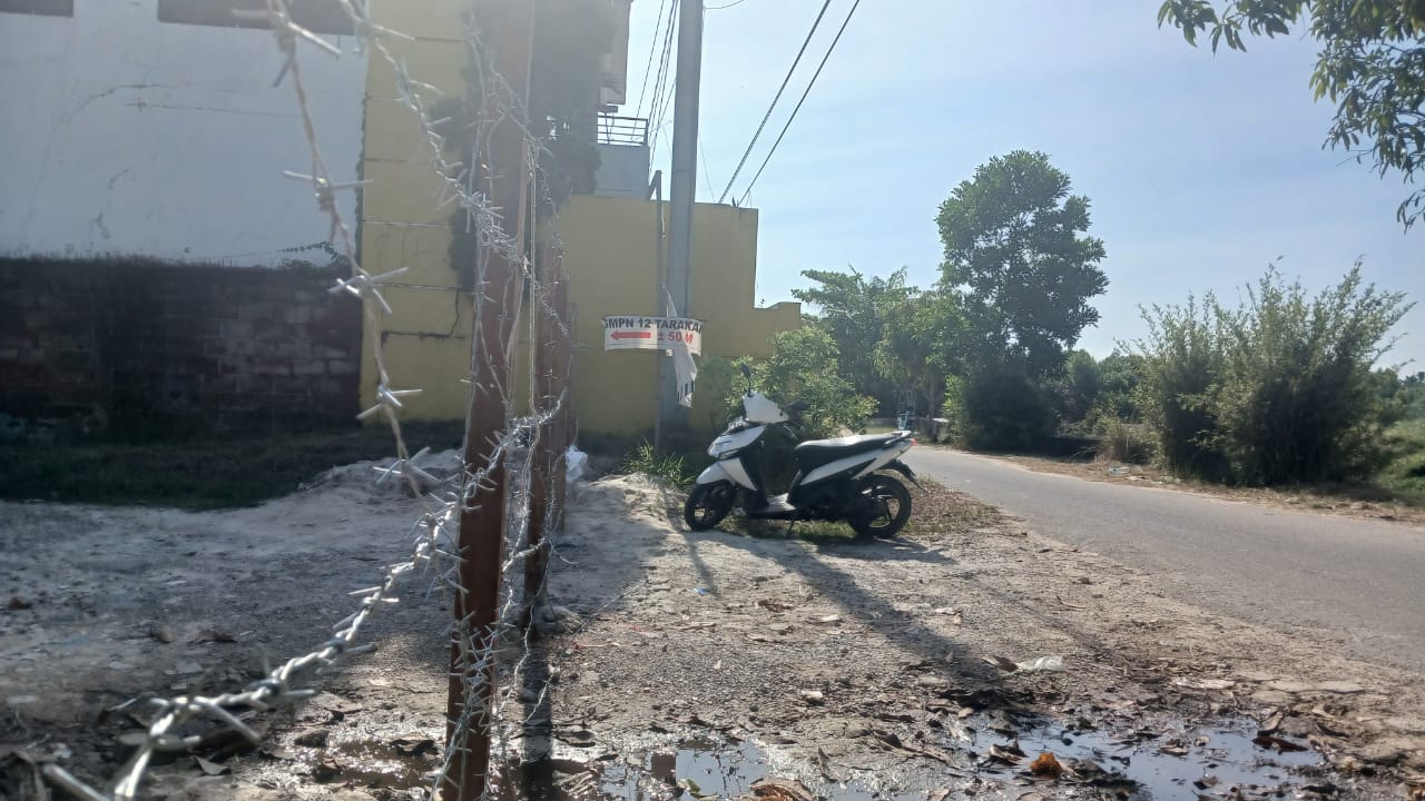 DITUTUP: Pemandangan akses menuju sekolah dan kantor kelurahan yang ditutup kawat berduri.