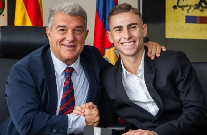 FCBarcelona KONTRAK BARU: Barcelona resmi perpanjang kontrak Fermin Lopez selama lima tahun hingga 2029.