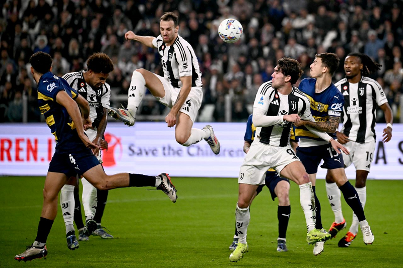 AFP/Marco Bertorello DITAHAN IMBANG: Federico Gatti melompat membuka peluang buat Juventus Ketika melawan Parma, Kamis (31/10).