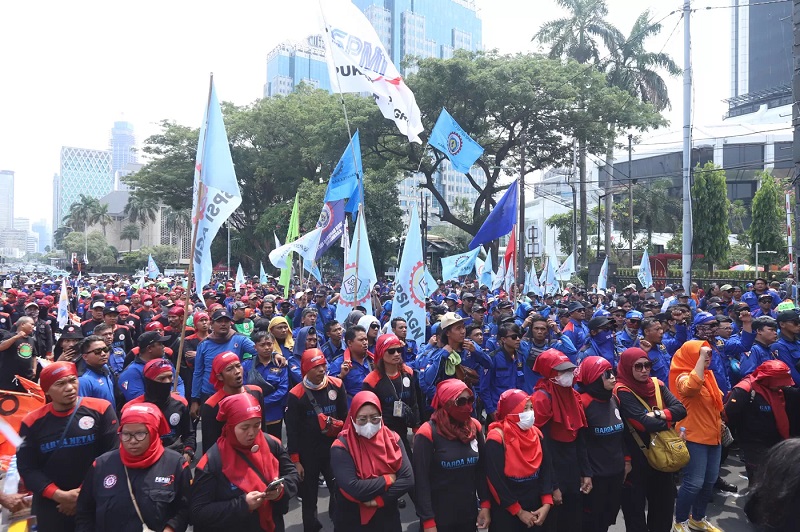NAKER: Ribuan buruh yang tergabung dari berbagai organisasi melakukan aksi unjuk rasa di depan patung kuda, Jakarta Pusat, Kamis (31/10/2024). (Dery Ridwansah/ JawaPos.com)&nbsp;