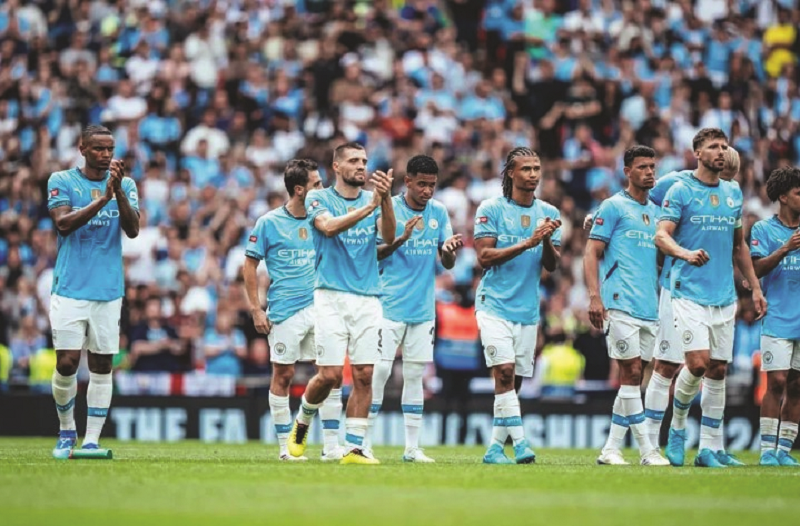 www.mancity.com KALAH PERDANA: Para pemain Manchester City bertepuk tangan seusai pertandingan pekan ke-10 Liga Inggris kontra Bournemouth di Stadion Vitality, Bournemouth, Sabtu (2/11/2024). City me