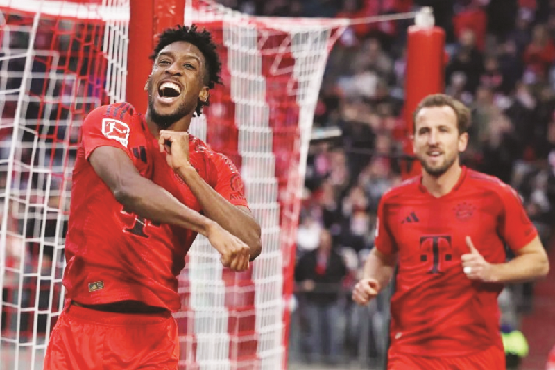 AFP/ALEXANDRA BEIER KOKOH DI PUNCAK: Pemain Bayern Muenchen Kingsley Coman (kiri) merayakan keberhasilannya mencetak gol pada pekan ke-9 Liga Jerman kontra Union Berlin di Stadion Allianz Arena