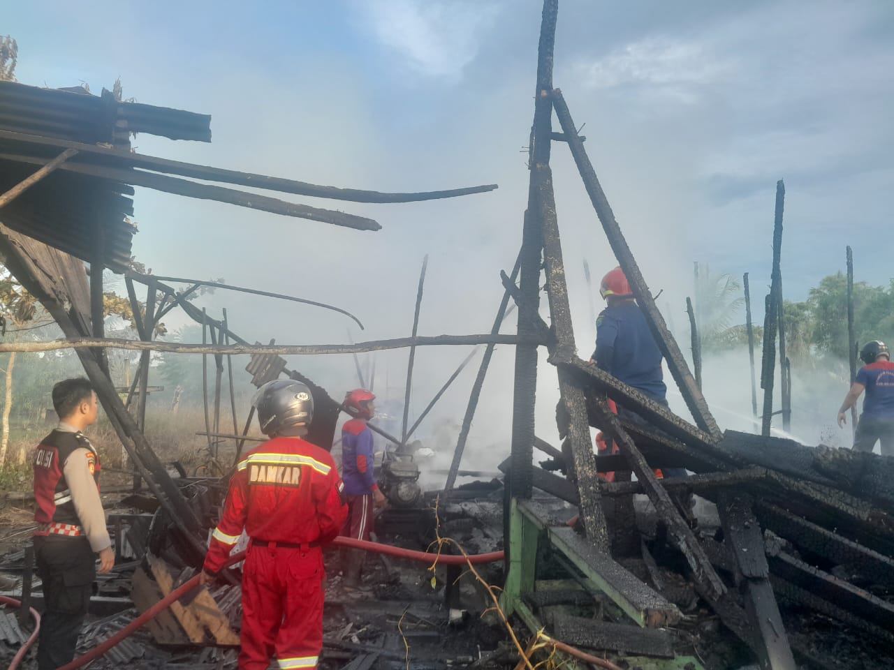 Istimewa LUDES: Satu unit rumah warga di Selimau, Kelurahan Tanjung Selor Timur ludes terbakar, Senin sore (4/11/2024).
