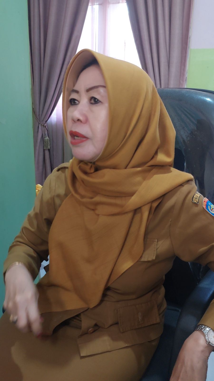 ELIAZAR/RADAR TARAKAN BERIKAN PENJELASAN : Kepala SDN 024 Tarakan memberikan penjelasan Terkait kejadian pemukulan yang dialami anak.