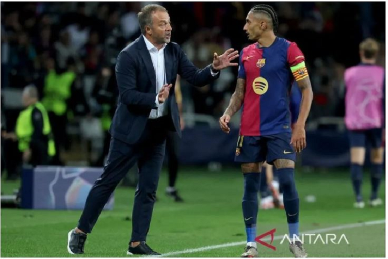 SEMAKIN KUAT: Pelatih Barcelona asal Jerman Hans-Dieter Flick berbicara dengan penyerang Barcelona asal Brasil Raphinha. ANTARA/AFP/Lluis Gen/pri.