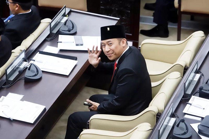 APRESIASI: Anggota DPR masa bakti 2024-2029 Denny Cagur memberi pujian kepada pemain naturalisasi Timnas Indonesia. (Dery Ridwansah/ JawaPos.com)