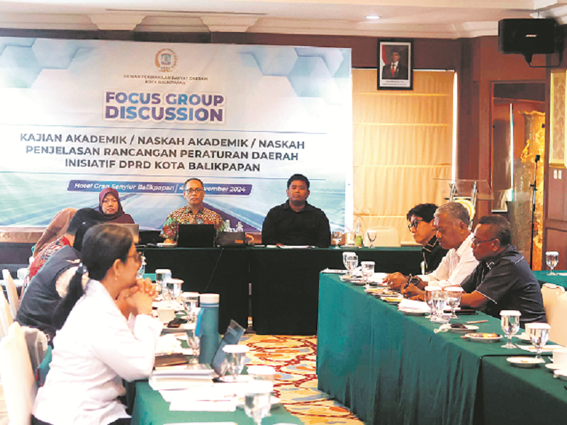 SERIUS: Ketua Komisi II Fauzi Adi Firmansyah (ka &nbsp;  SERIUS: Ketua Komisi II Fauzi Adi Firmansyah (kanan) saat FGD bersama Bankaltimtara dan OPD terkait, Rabu (6/11).&nbsp; (FOTO: ANGGI PRADITHA/KP)