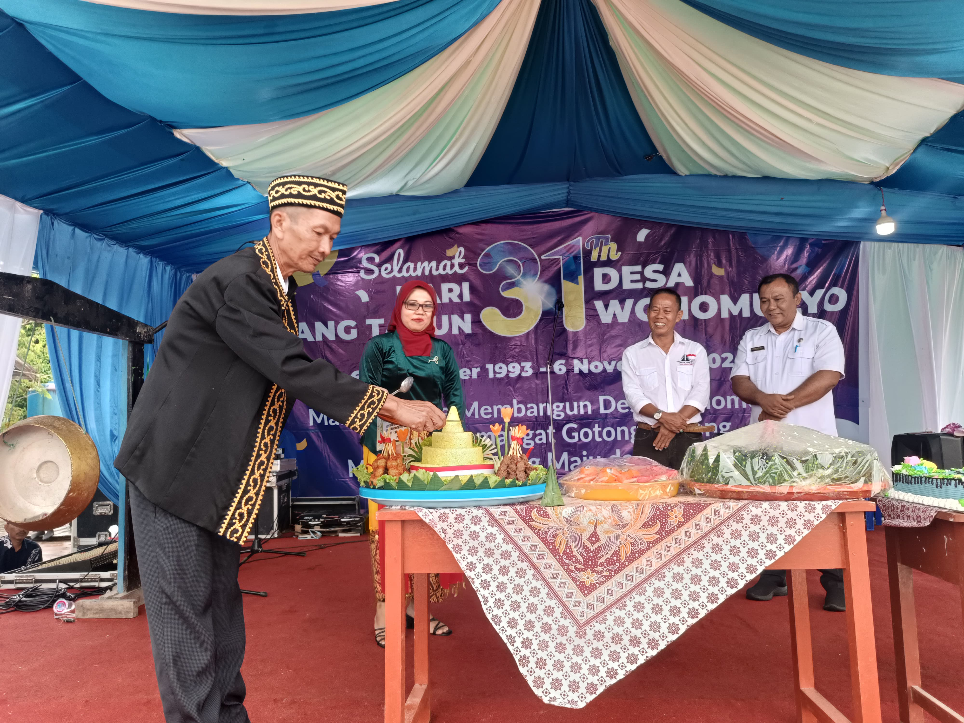 IWAN K/RADAR TARAKAN HARI JADI: Kepala Desa Wonomulyo, Darsono Sardi saat memotong tumpeng pada puncak peringatan HUT ke-31 Desa Wonomulyo, Rabu (6/11).