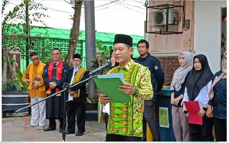 DILANTIK: Ketua KPU Kota Jakarta Pusat Efniadiansyah saat menghadiri pelantikan KPPS di Kantor Lurah Johar Baru, Jakarta Pusat, Kamis (7/11/2024). (Ryandi zahdomo)