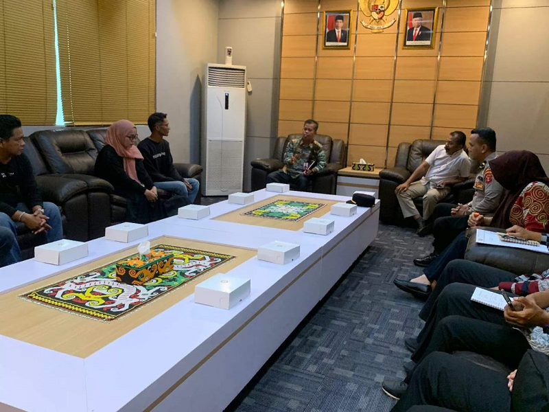 CARI SOLUSI: Marnabas Patoroy (tengah) memimpin mediasi bersama perwakilan pendemo dan mantan pekerja proyek Teras Samarinda di Balai Kota Samarinda, Kamis (7/11).