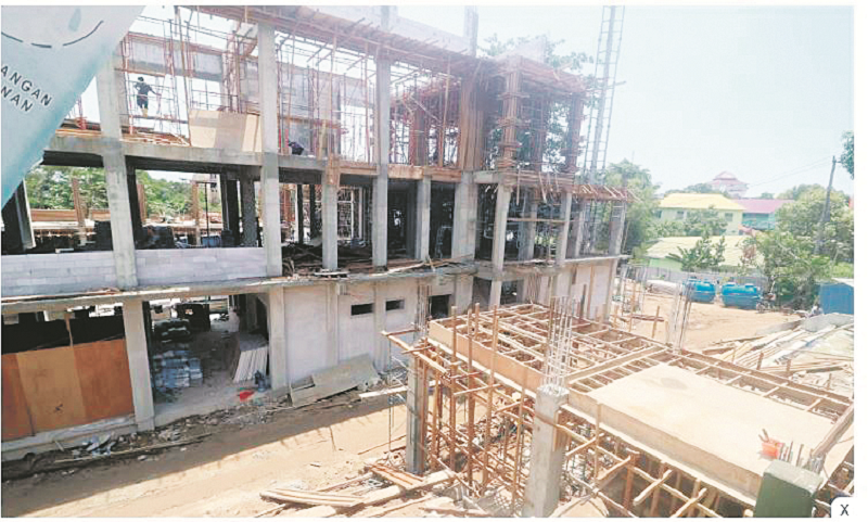 &nbsp;  FOTO: ANGGI PRADITHA/KP&nbsp; BELUM RAMPUNG : Hingga awal November ini, progres pembangunan SMP 27 Balikpapan belum sampai 60 persen. Sementara kontrak pekerjaan harus rampung sebelum 28 Desember.&nbsp;