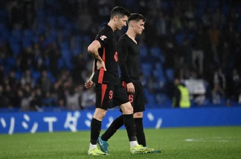 AFP/Ander Gillenea KALAH TIPIS: Robert Lewandowski dan and Pablo Gavi saat Barcelona kalah dari Real Sociedad di San Sebastian, Senin (11/11).