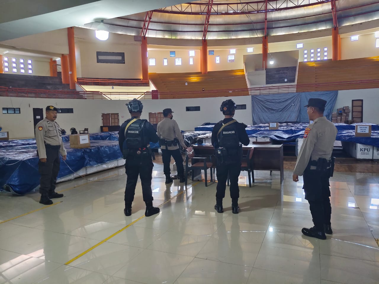 Istimewa LEBIH DIPERKETAT : H- 15 pencoblosan, personel Polresta Bulungan memperketat pengamanan di Gudang Logistik Pemilu KPU Bulungan.