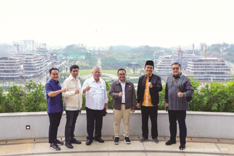 ISTIMEWA PANTAU PEMBANGUNAN: Jajaran pimpinan dan anggota Komisi II DPR RI didampingi Kepala Otorita IKN Mochamad Basuki Hadimuljono meninjau Istana Negara dan Istana Garuda di KIPP IKN, Jumat (8/11)