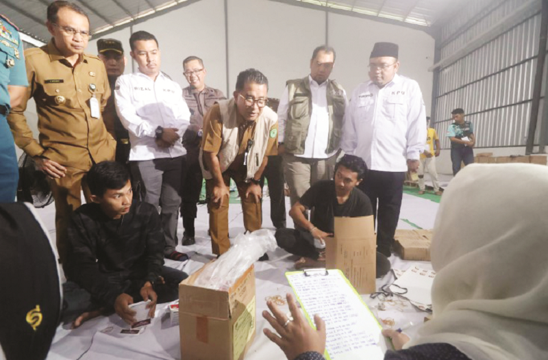 ANGGI PRADITHA/KP TINJAU: Pj Gubernur Kaltim Akmal Malik meninjau gudang logistik KPU Balikpapan jelang pilkada serentak.