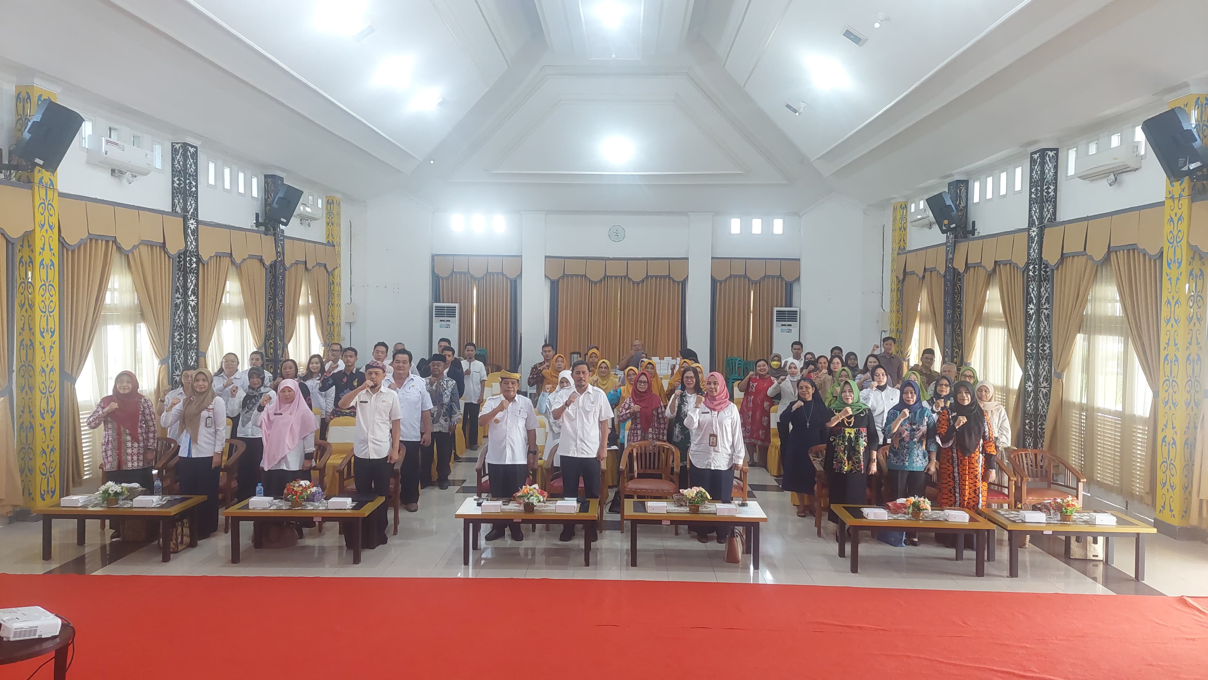 PIJAI PASARIJA/RADAR KALTARA ABADIKAN MOMEN : Pjs Bupati Bulungan Haerumuddin berfoto bersama dengan peserta KHA.