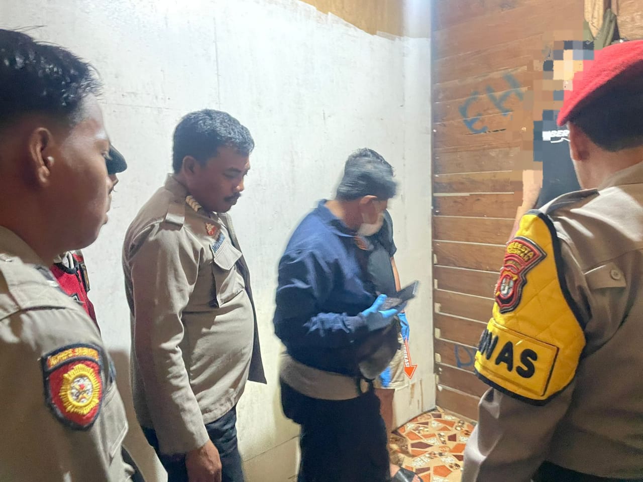 Istimewa MOTIF : Dugaan sementara penyebab pemuda berinisial BU (22) yang diduga bunuh diri di sebuah kos-kosan tersebut adalah masalah hutang-piutang.