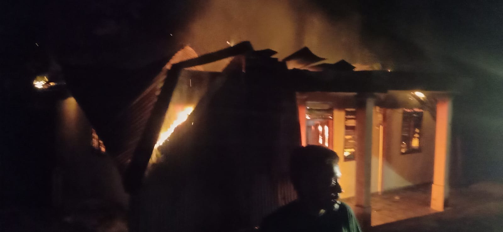 DOK DISDAMKAR PADAMKAN API: Petugas damkar berjibaku melawan api yang membara melalap rumah di Kampung Pisang.
