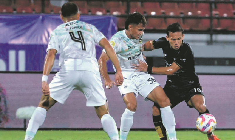 ANTARA FOTO/Fikri Yusuf  MASIH INGIN KEMBALI: Pesepak bola Dewa United Egy Maulana Vikri (kanan) berebut bola dengan pesepak bola Persib Bandung Rezaldi Hehanussa (tengah) saat pertandingan Liga 1 202