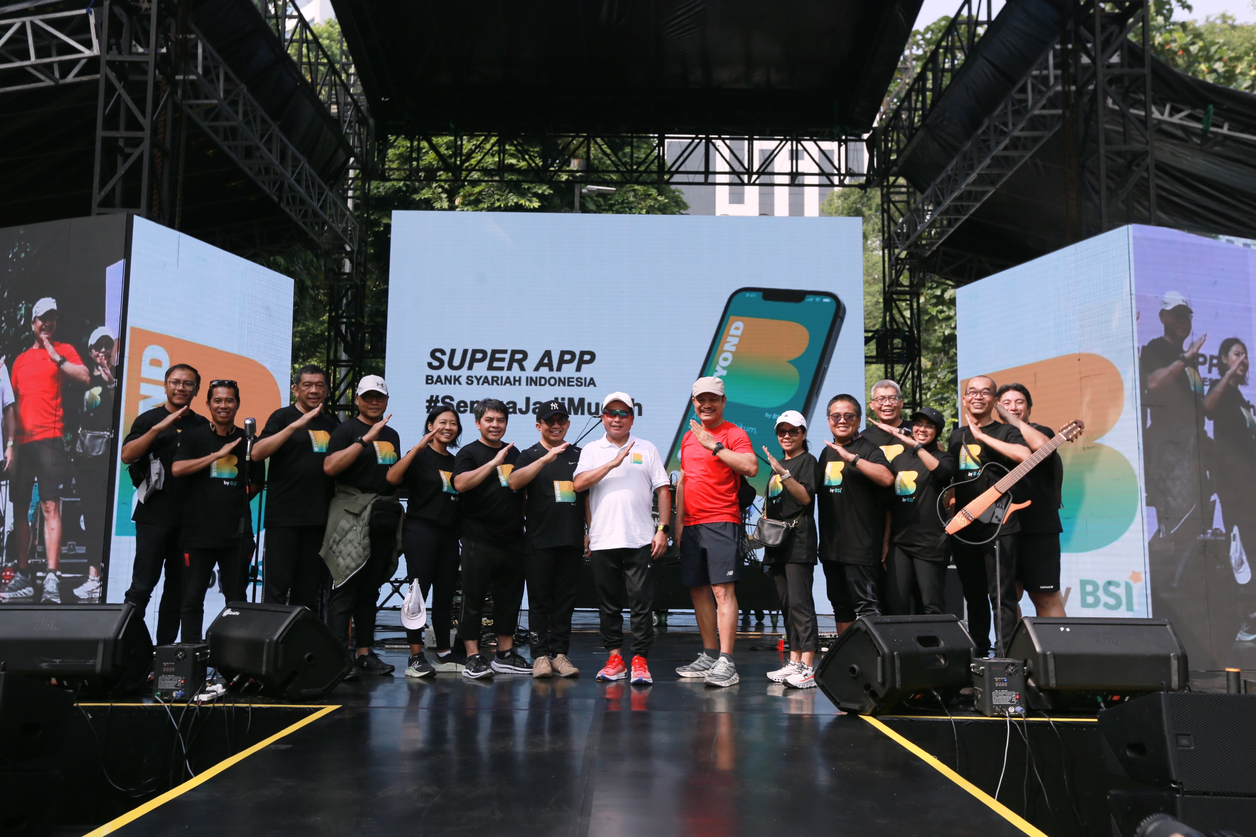 Funwalk yang diselenggarakan dalam rangka sosialisasi SuperApp baru BSI bernama  BYOND by BSI ini dilepas oleh Komisaris Utama BSI Muliaman D. Hadad (kiri) dan Direktur Utama BSI Hery Gunardi (kanan).