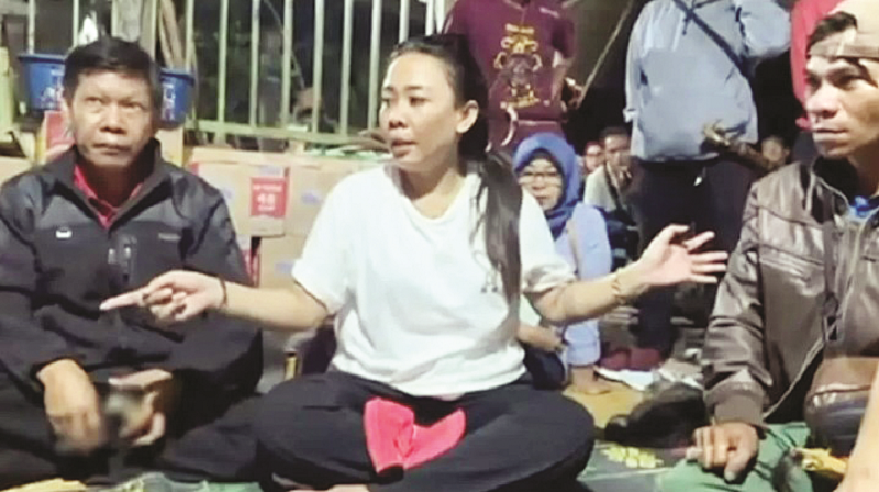 ISTIMEWA MENDAMPINGI: Tokoh Perempuan Dayak Kalimantan Mei Christy (tengah) bersama tokoh Dayak lainnya mendampingi keluarga korban di lokasi.
