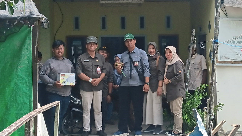 ISTIMEWA SERAH TERIMA : Kepala Diskan PPU Rozihan Azward (dua dari kiri) dan Kabid Perikanan Budi Daya dan Lingkungan Musakkar, saat mengunjungi Pokdakan Sri Rejeki.