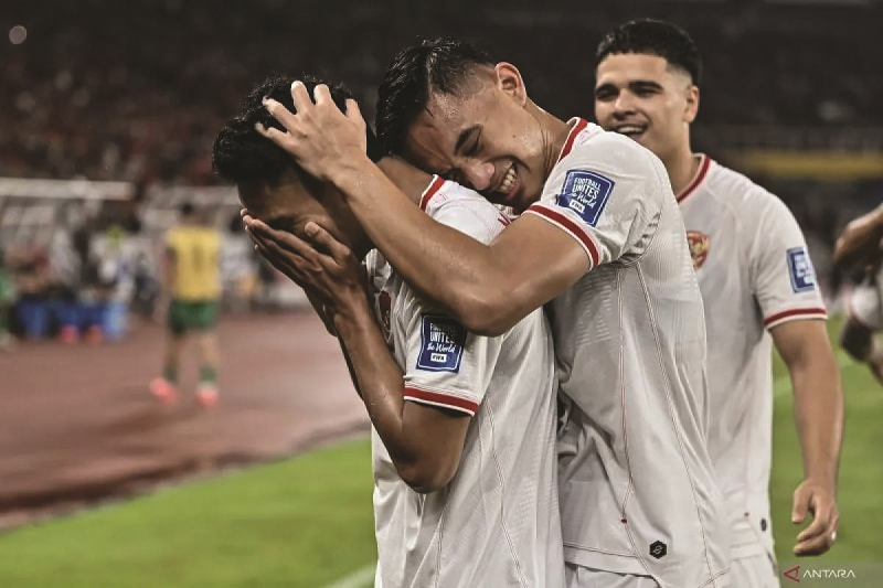ANTARA FOTO/Aprillio Akbar KEMENANGAN PERDANA: Pemain Timnas Indonesia Marselino Ferdinan (kiri) bersama rekan senegaranya Rizky Ridho Ramadhani (tengah) dan Ragnar Oratmangoen (kanan) meluapkan kege