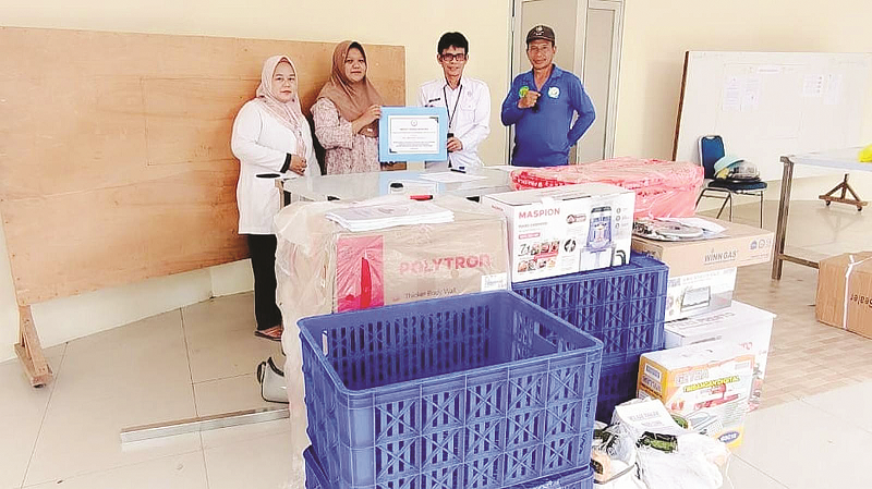ISTIMEWA BERDAYA SAING: Kabid Penguatan Daya Saing, Diskan PPU Amirullah (dua dari kanan) menyalurkan bantuan kepada Poklahsar Kecamatan Babulu