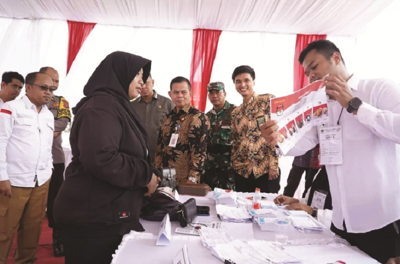 ISTIMEWA PRAKTIK COBLOSAN: Sekda PPU Tohar bersama KPU, Bawaslu dan pejabat Pemkab PPU mengamati simulasi proses pemungutan suara Pilkada 2024.