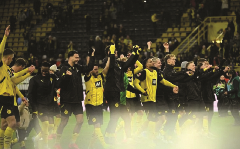 AFP/INA FASSBENDER PESTA GOL: Para pemain Borussia Dortmund merayakan keberhasilan mereka memenangkan pertandingan Liga Jerman kontra SC Freiburg dengan skor 4-0 di Stadion Signal Iduna Park, Dortmun